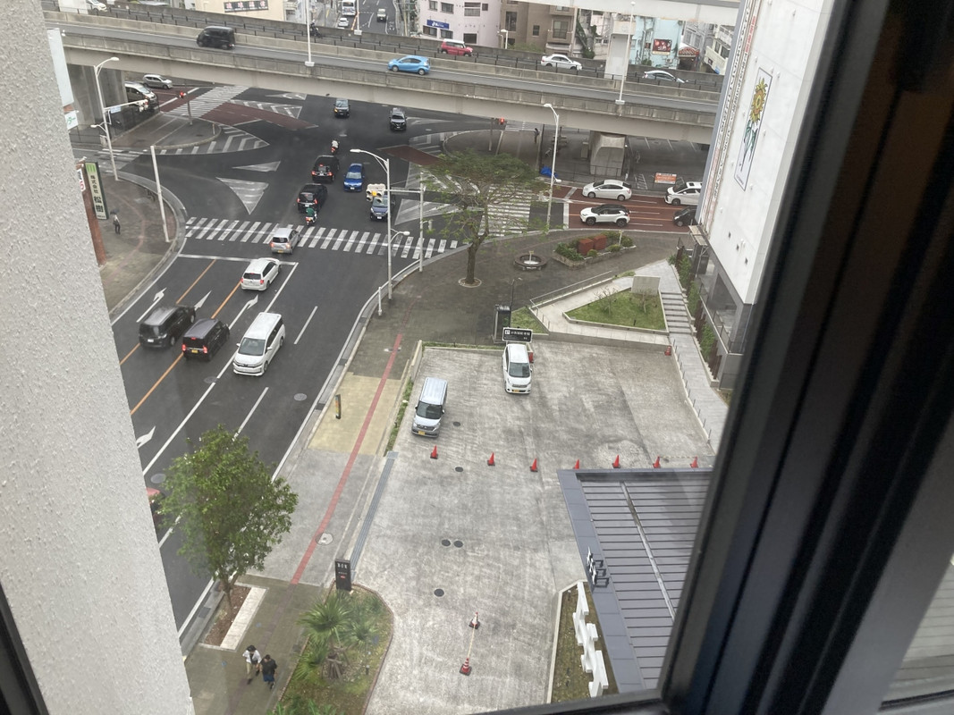 ゆいレールの安里駅近くで栄町市場にも近いです