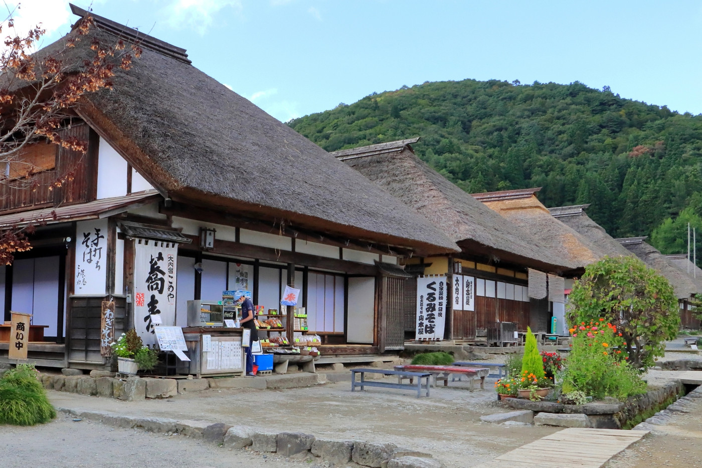 民家はお土産屋や食事処になっていて、全部のお店に寄りたくなっちゃう♪4249756