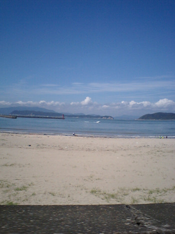 ビーチでバーベキューを楽しむグランピング4084489