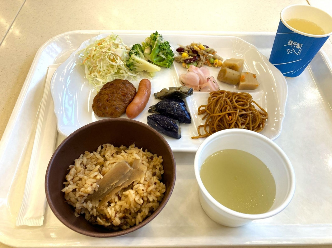 鶏飯と多種類のおかずが美味だった無料モーニング。