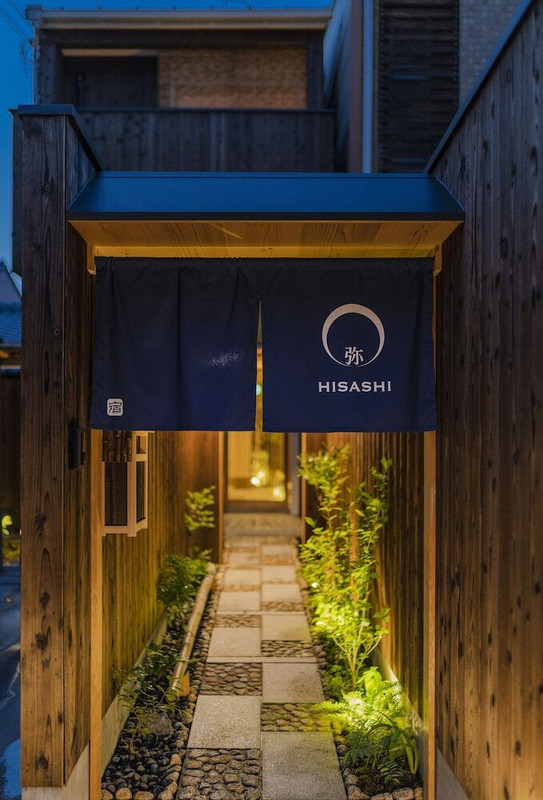 施設の正面 (日没後)