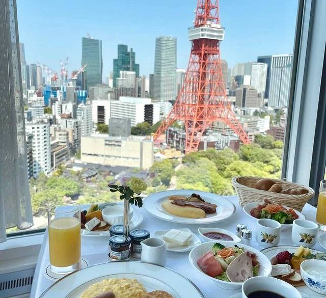 焼き立てパンに卵料理
朝から幸せになる朝食を / 1
