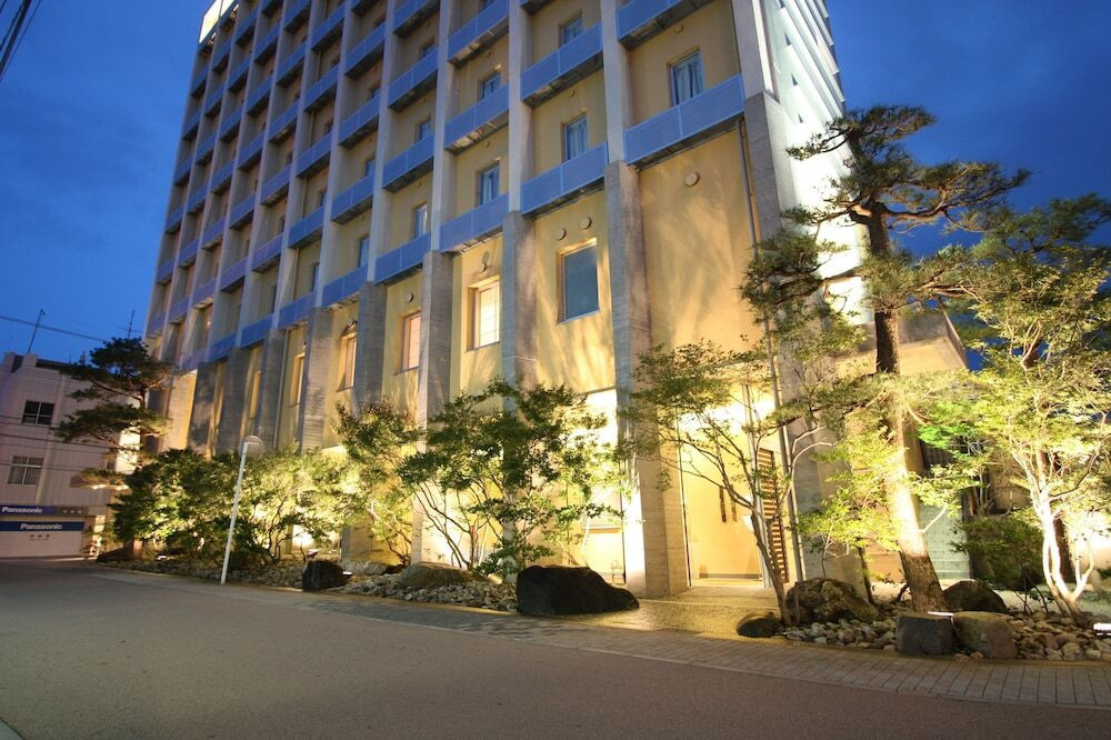 施設の正面 (日没後)