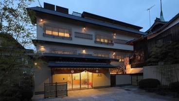 施設の正面 (日没後) / 1