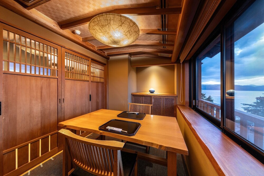 客室内のダイニングエリア