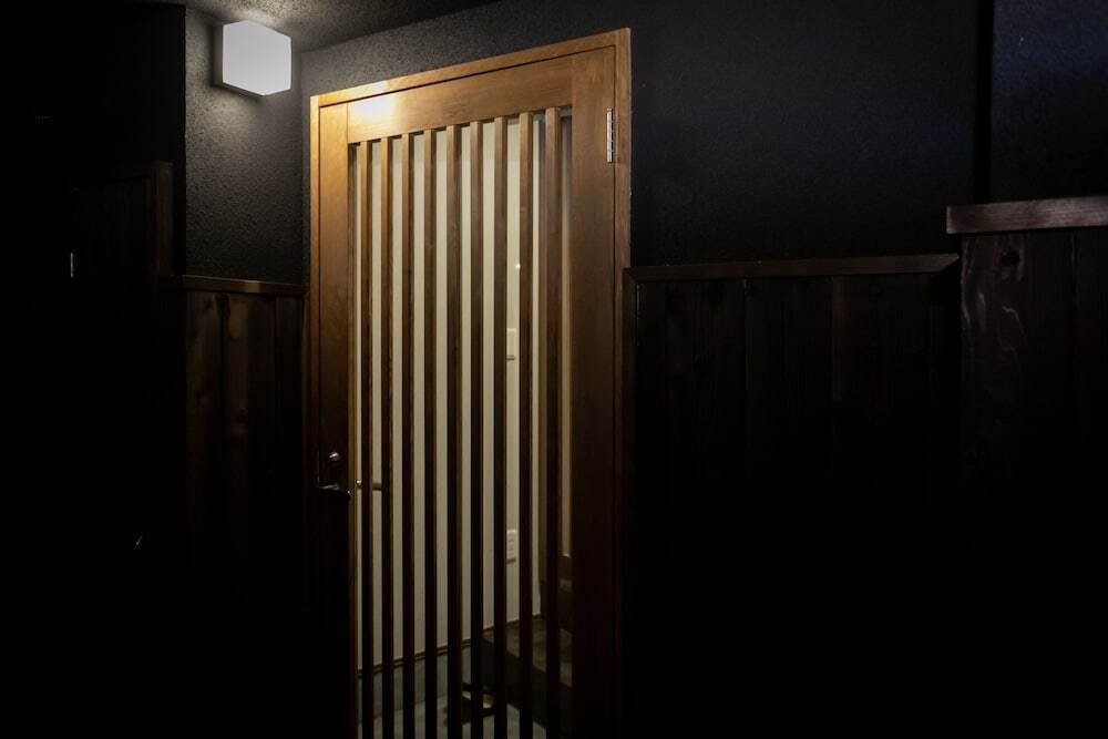 施設の正面 (日没後)