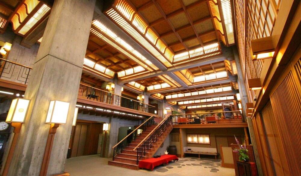 吹き抜けのロビー / 2