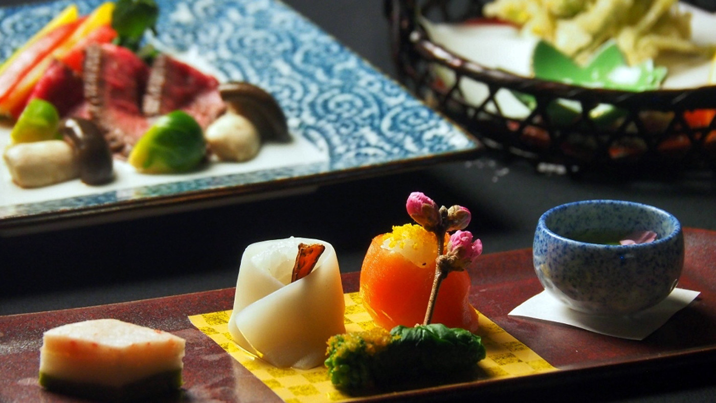 しっとりとしたカップル旅を演出する「源泉かけ流し」の露天風呂付き客室4008559