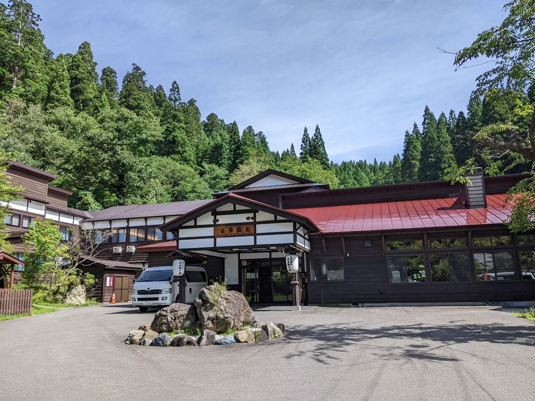 赤い屋根がおしゃれな温泉宿