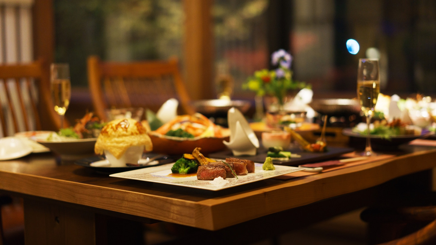 レストランでの夕食イメージ