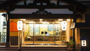 施設の正面 (日没後) / 1