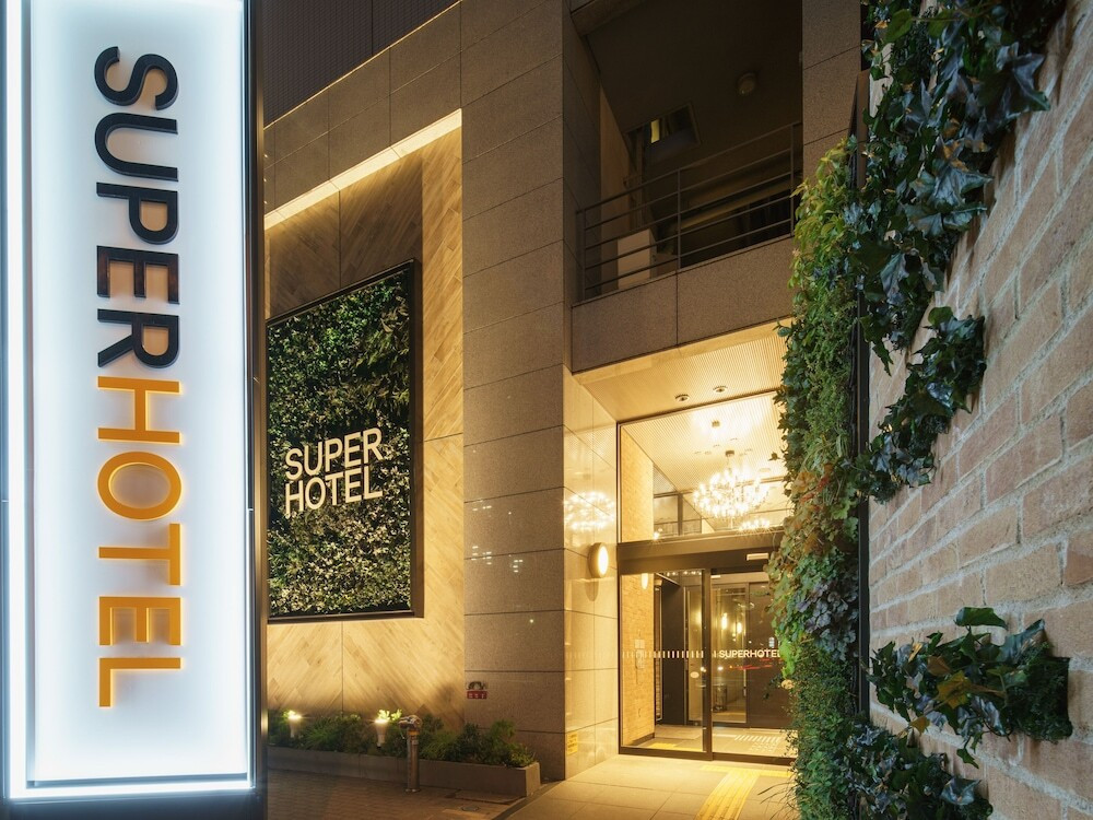 施設の正面 (日没後)