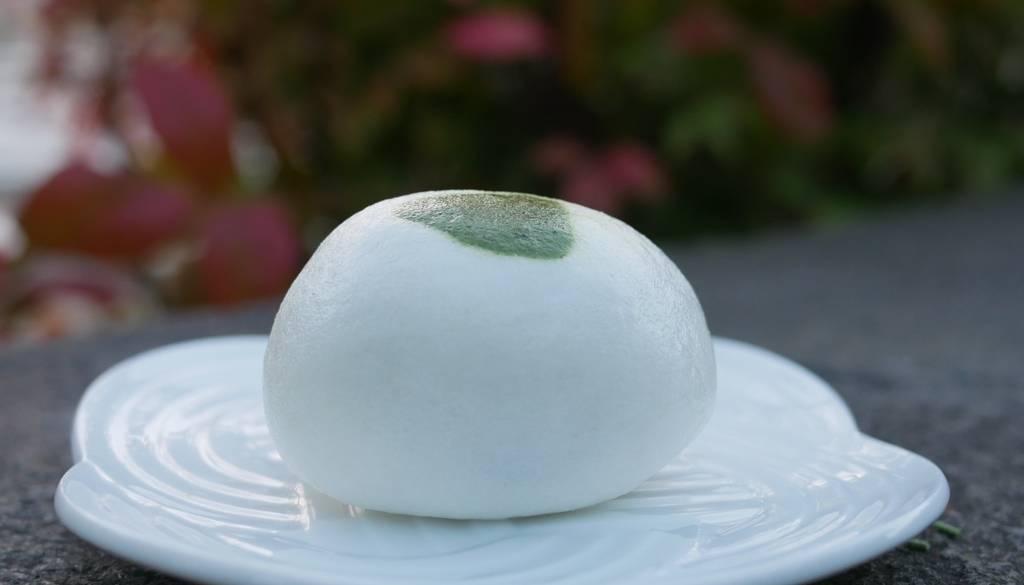 「新鶴」に立ち寄り
自宅で和菓子を楽しむ / 3