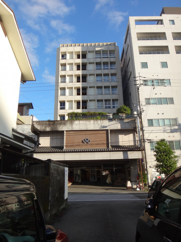 7階の部屋からは隣のビルの壁で見晴らし無し