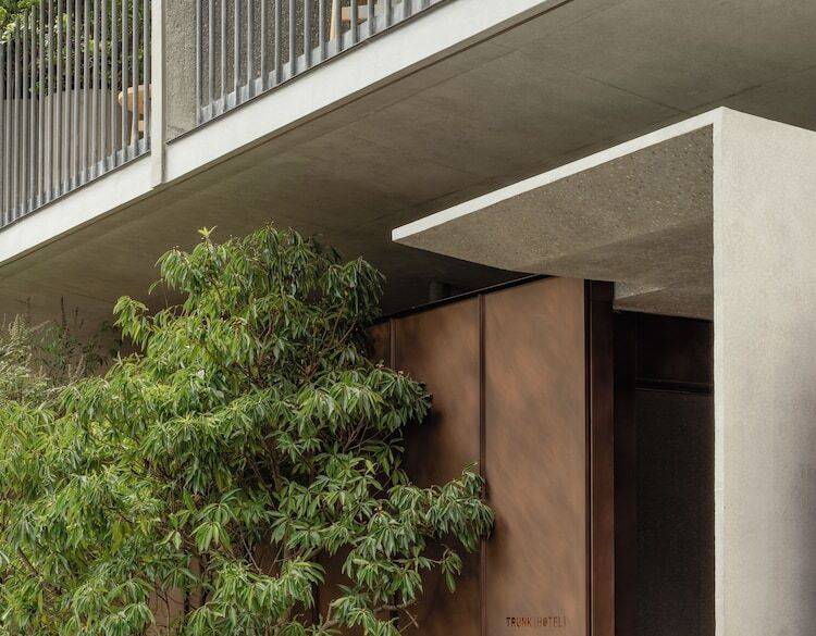 ホテルの入口 / 3