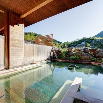 美しい山々に囲まれた温泉郷へ3649356