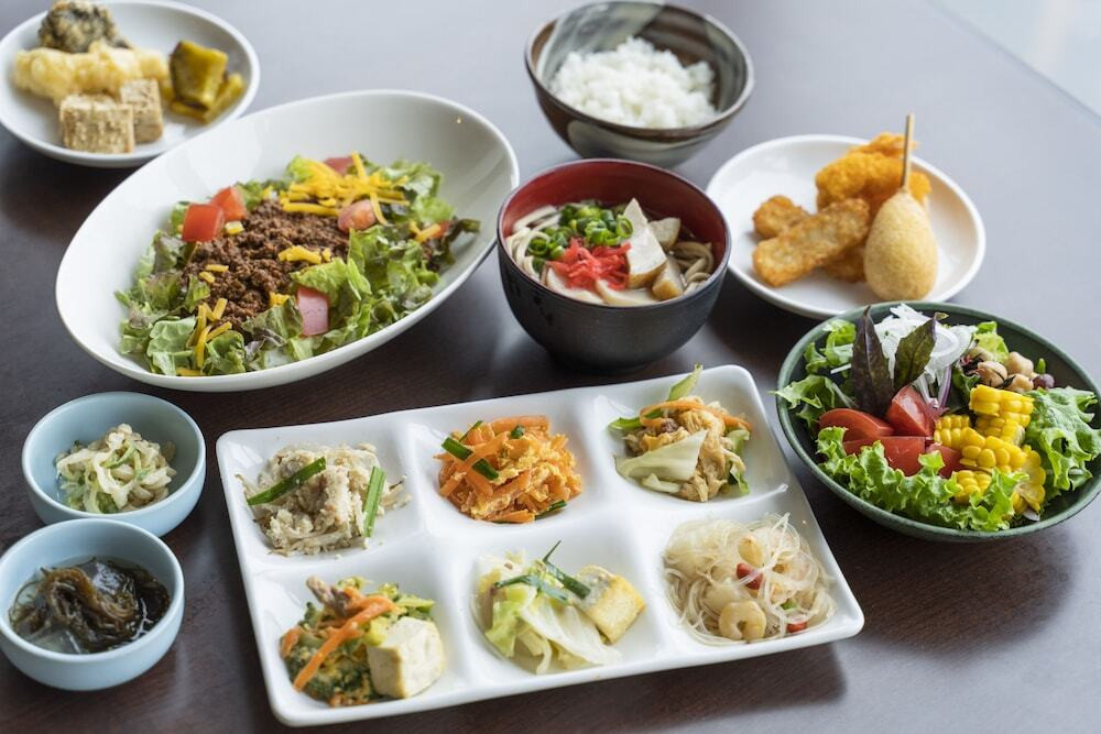 沖縄料理が豊富な100種類以上のラインナップで、お腹いっぱいに4286669