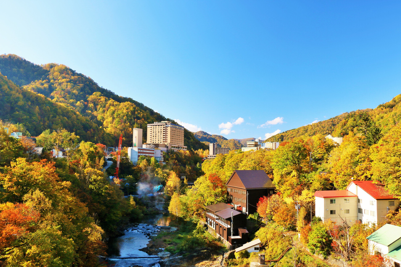 北海道　秋の定山渓温泉街