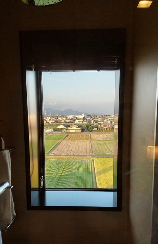 客室(バイシクルルーム)の窓はシャワールームとトイレの奥に