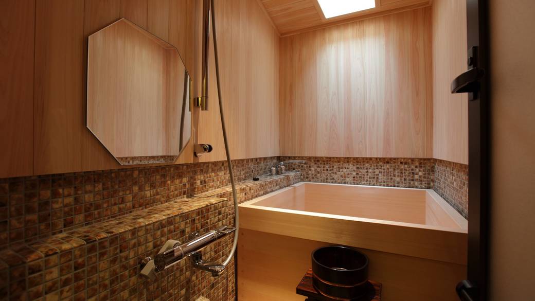 広々浸かれる檜風呂で
芯まで癒されて / 1