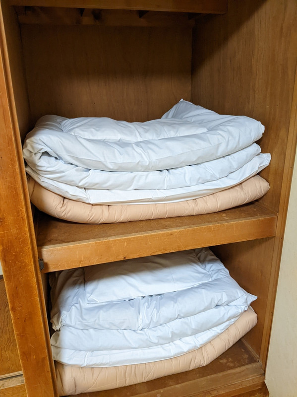 押し入れには布団。