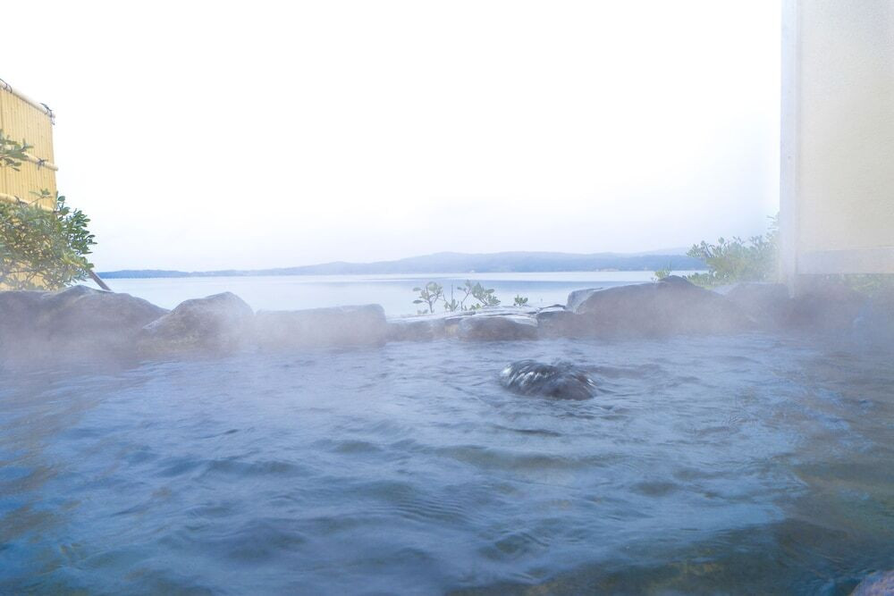 若い女性、温泉、露天風呂、旅行