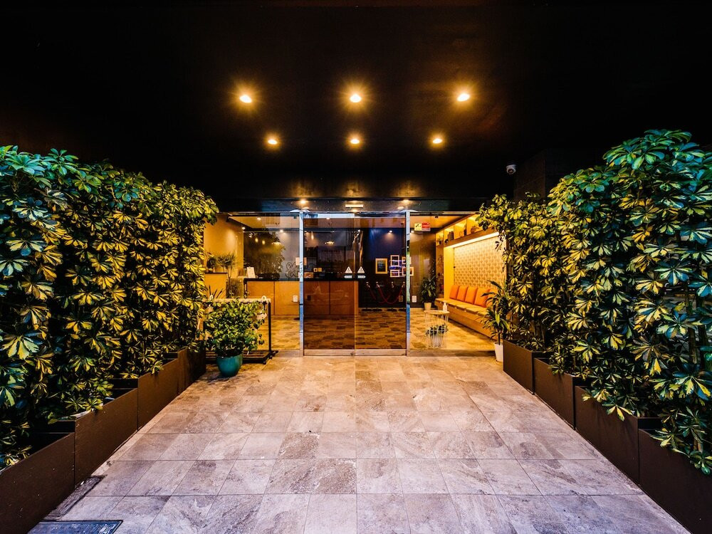 施設の正面 (日没後)