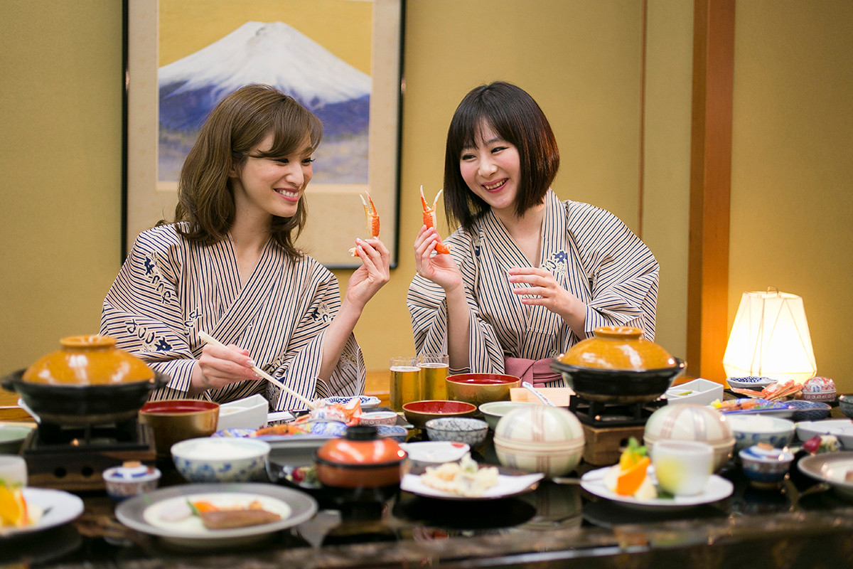 温泉旅行を楽しむ女性