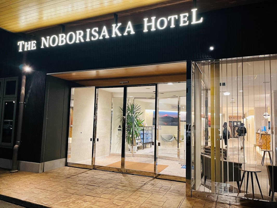 2018年にオープンした本館のエントランス。モダンで清潔感があり、快適に寛げそう / 1