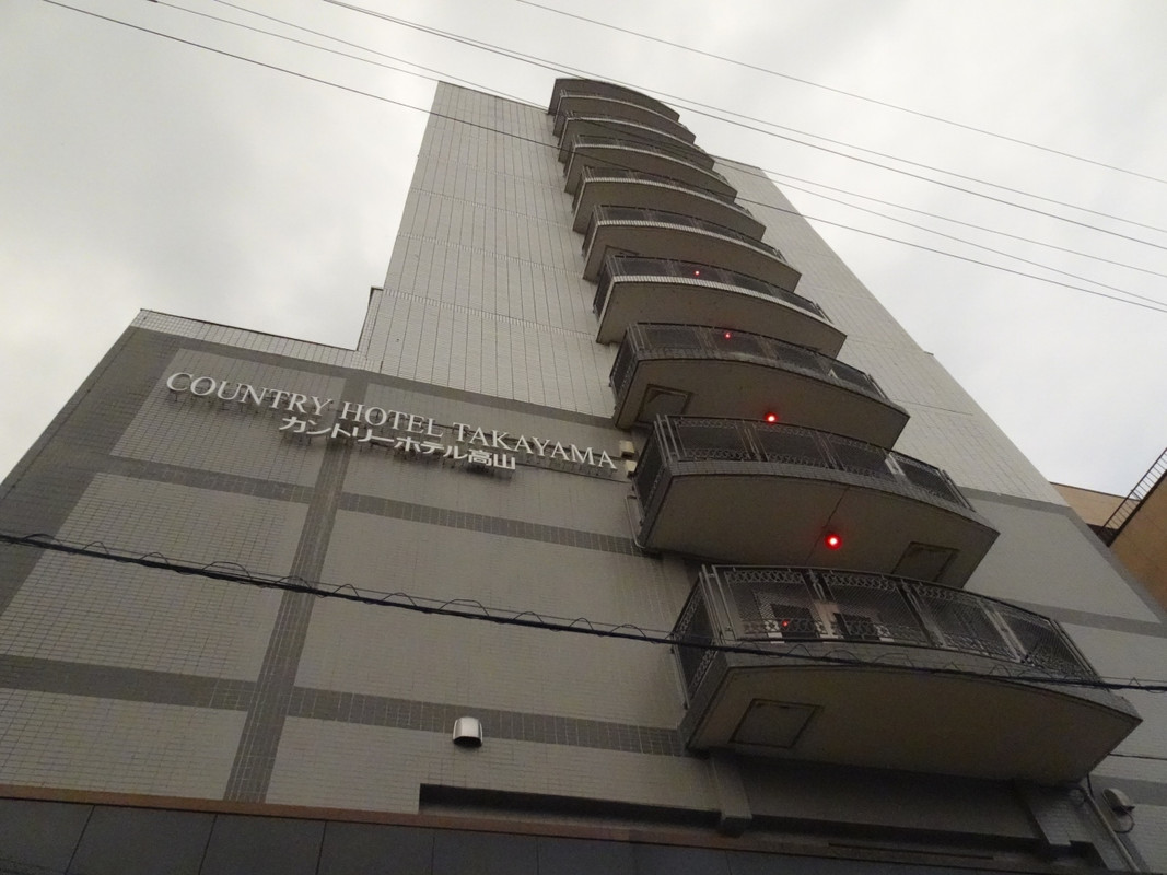 駅近の便利な場所に立地するが、人が多く落ち着かない