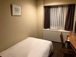 普通のビジネスホテル、水回りがツーバルブで古い