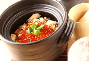 「つみき」 料理 8097002 村上塩引き鮭のハラコ釜飯　1人前930円（2人前から）　Vシュランで1位を取った絶品