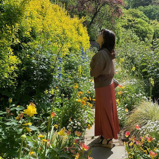 宿から電車とバスで約1時間10分の「アカオハーブ＆ローズガーデン」。広大な敷地に、バラやハーブなどの12のガーデンが点在する / 3