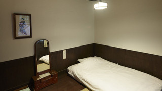 エコノミー ダブルルーム セミダブルベッド 1 台 (For 1 people, Check in time 4pm-10pm)