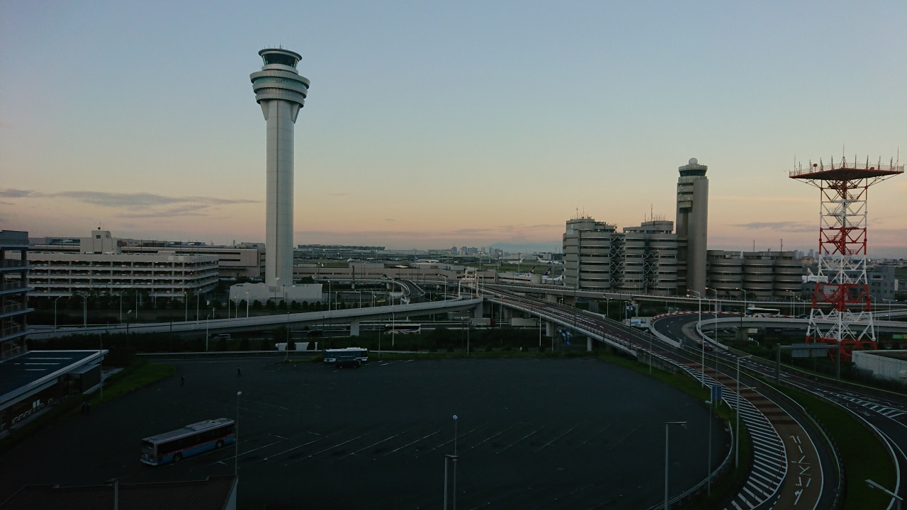 非滑走路側の眺望。よく見る羽田空港の眺め。