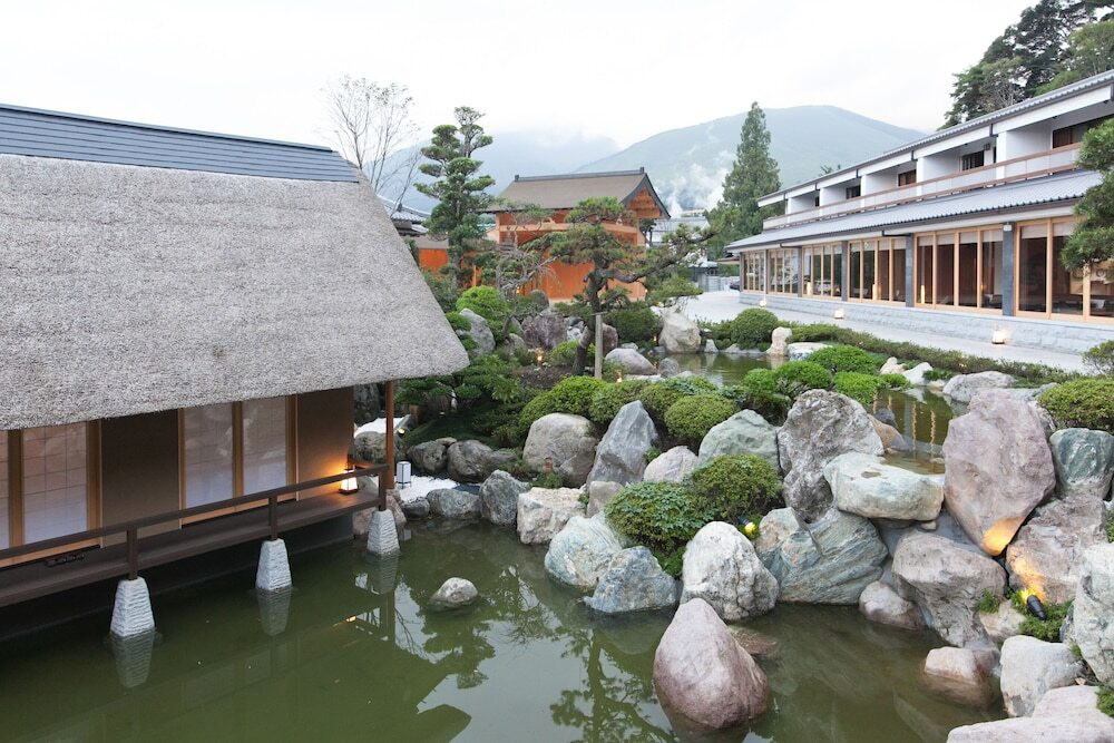 茅葺（かやぶき）の茶室と庭園