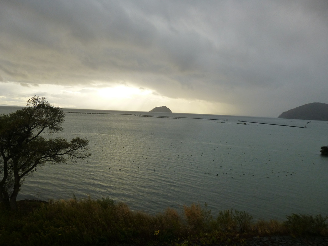 ベランダからの夕方の竹生島遠景