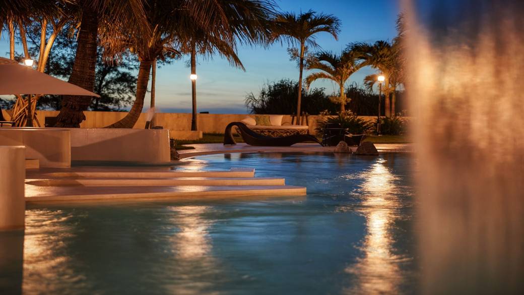 サンセットに照らされるプール / 1