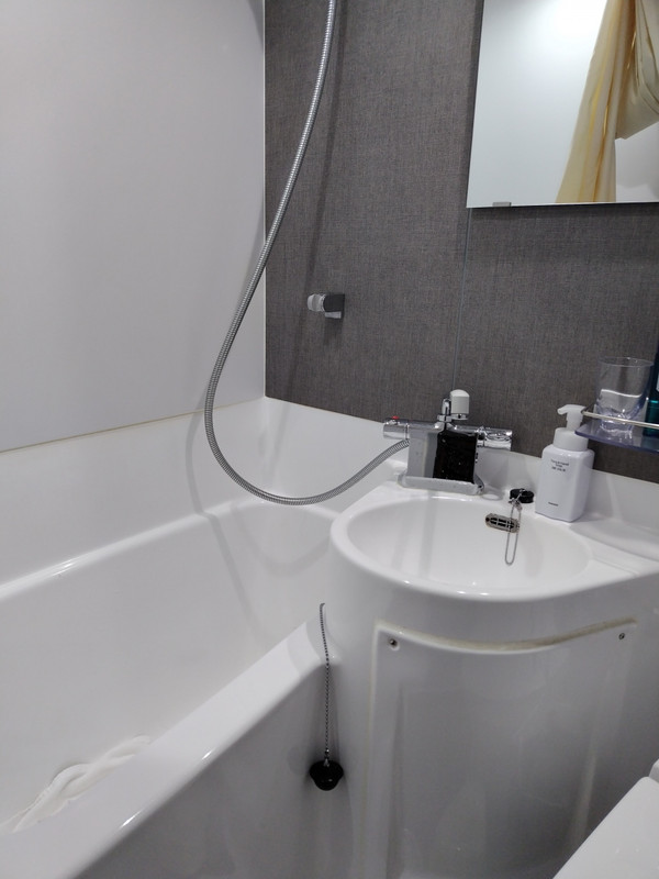 バスは、少々狭いです。