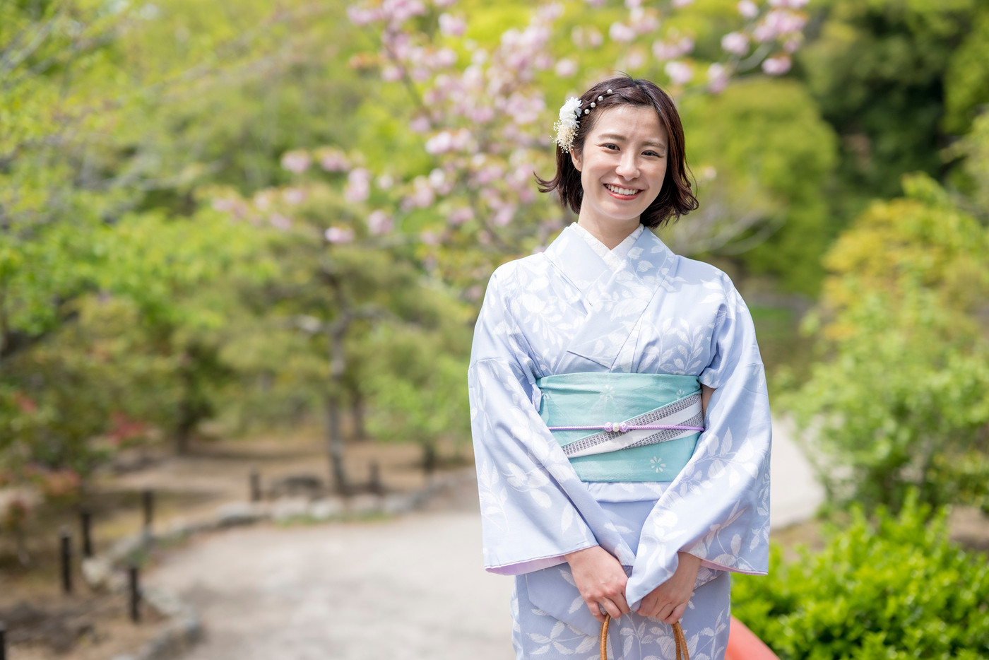 着物で鎌倉を観光する女性