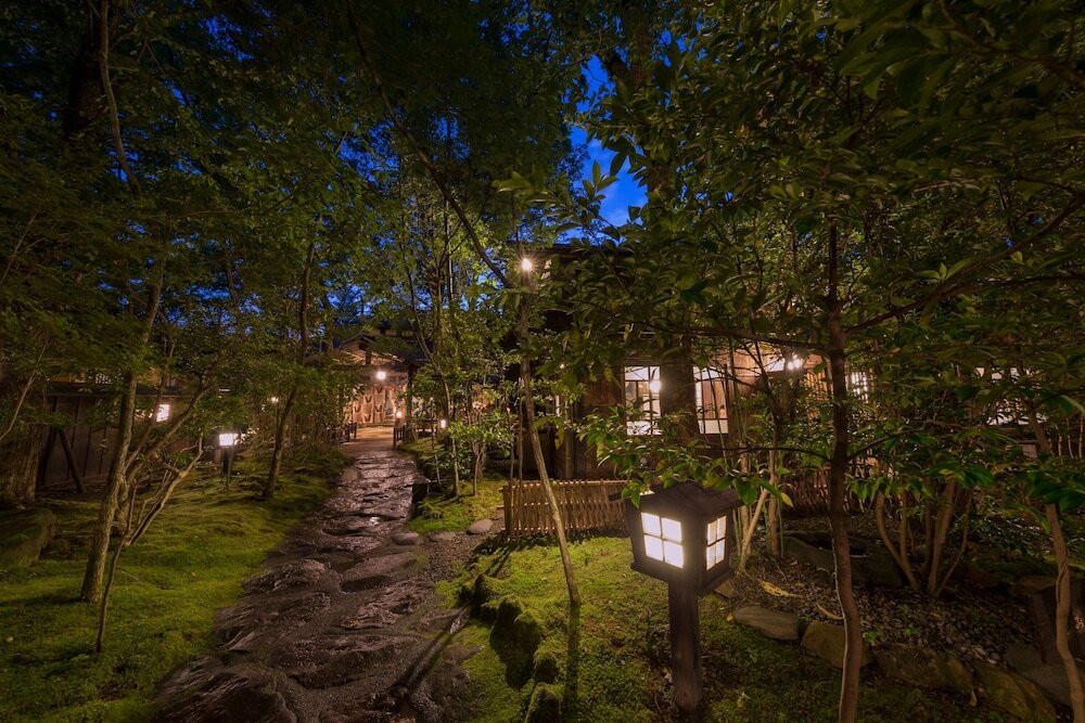 施設の正面 (日没後)