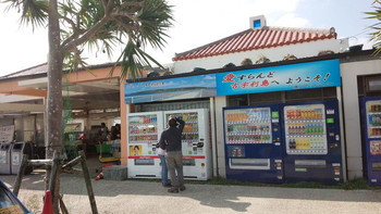 「古宇利島市場」外観 679635 脇の自動販売機