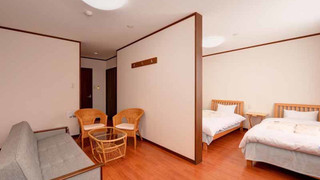 トリプルルーム シングルベッド 3 台 共用バスルーム