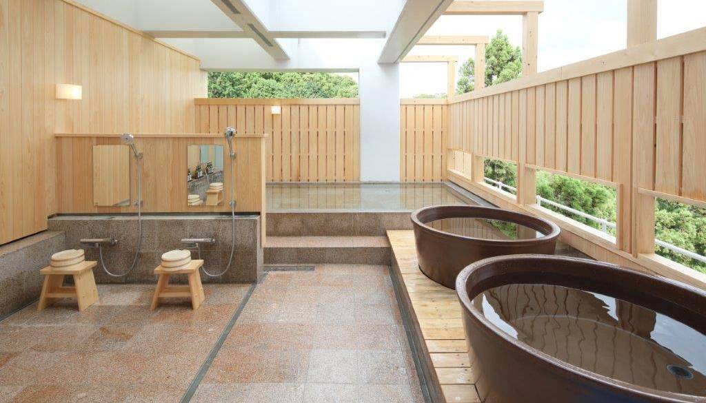 朝風呂は
半露天浴場「天空」で / 1