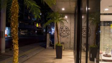 施設の正面 (日没後) / 4