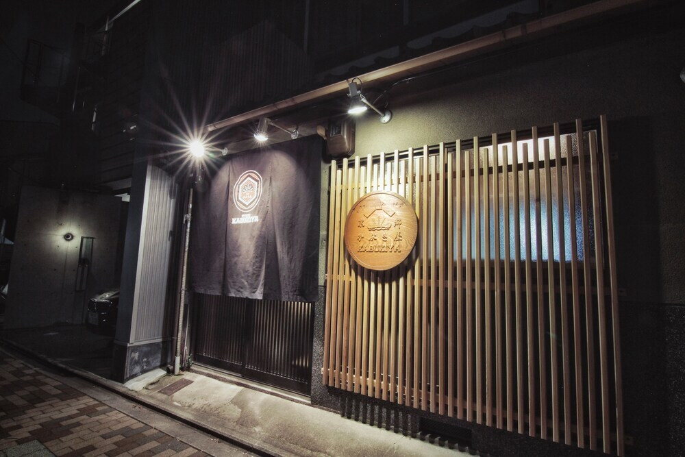 施設の正面 (日没後)