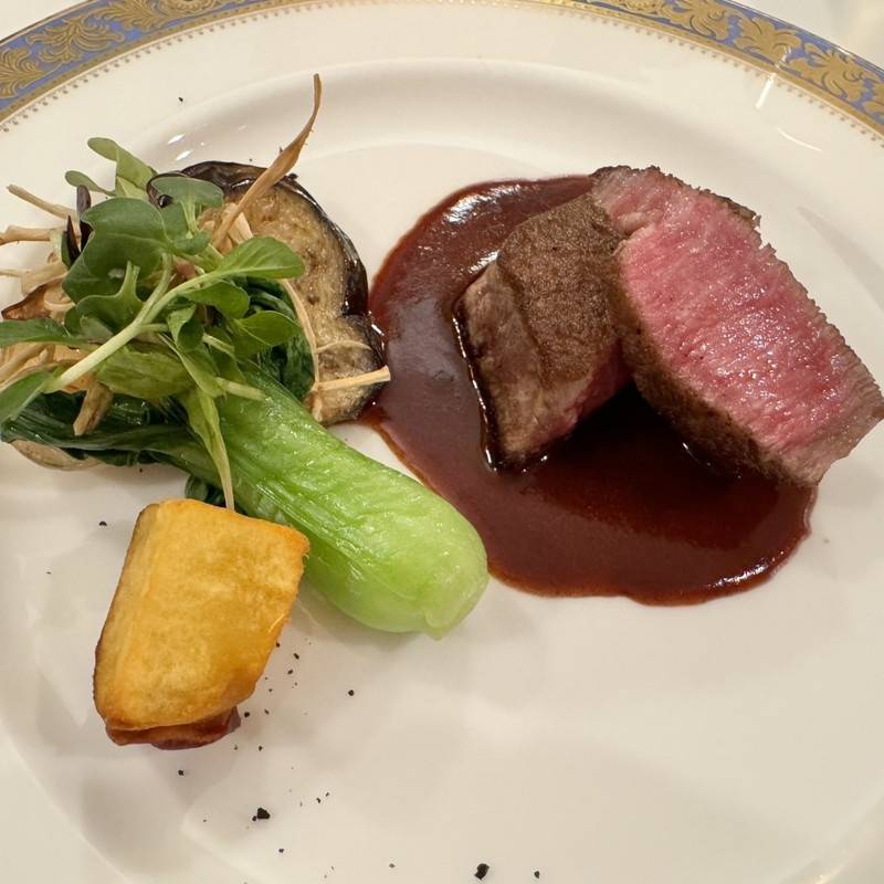 夕食の肉料理（とちぎ牛のヒレ肉のポワレ）
