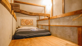 ダブルルーム (2階、注意:急なはしご式階段)