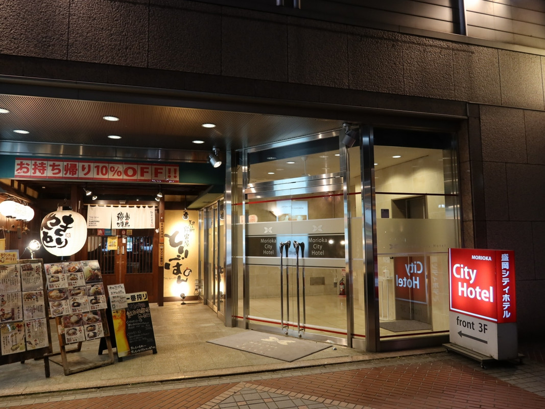 ホテルの入口からエレベーターでフロントに上がる