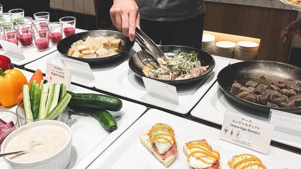 テラスのある空間で
朝食ビュッフェを
 / 3